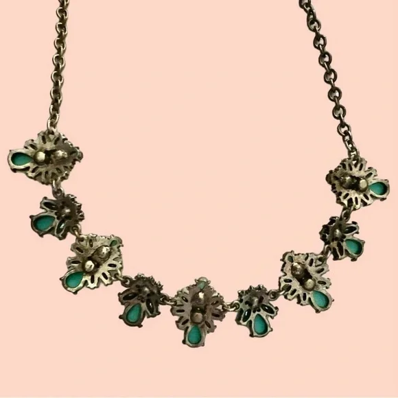 2/$30 π
’π
π
π
π» Elegant Floral Necklace in Green and Silver - Picture 5 of 9